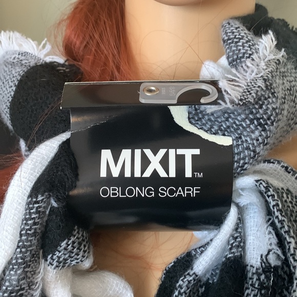 Free with purchase- Checkered oblong scarf - Picture 3 of 5